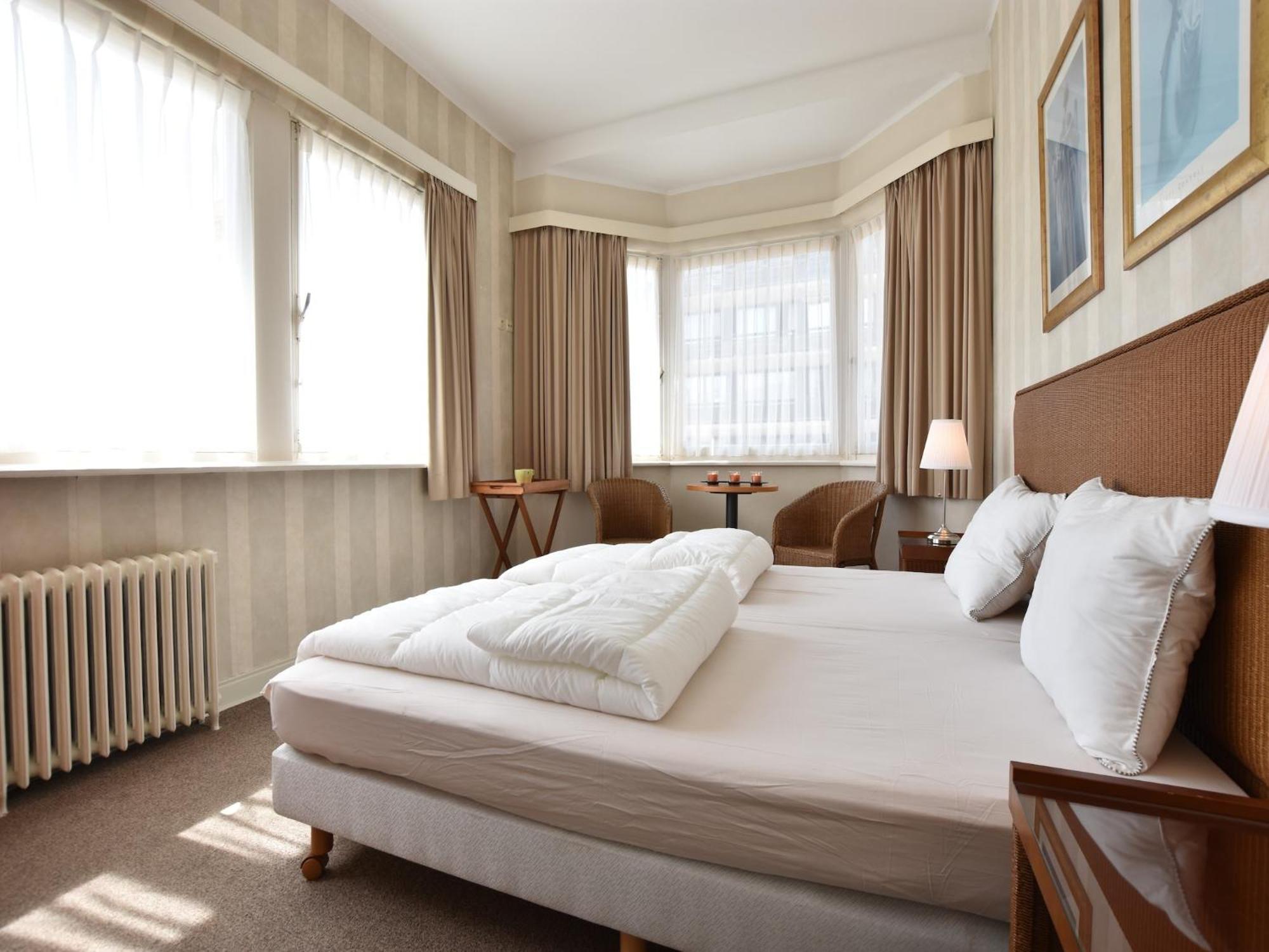 Former Hotel In The Centre And At 50 Metres From The Beach In Panne De Panne Bagian luar foto