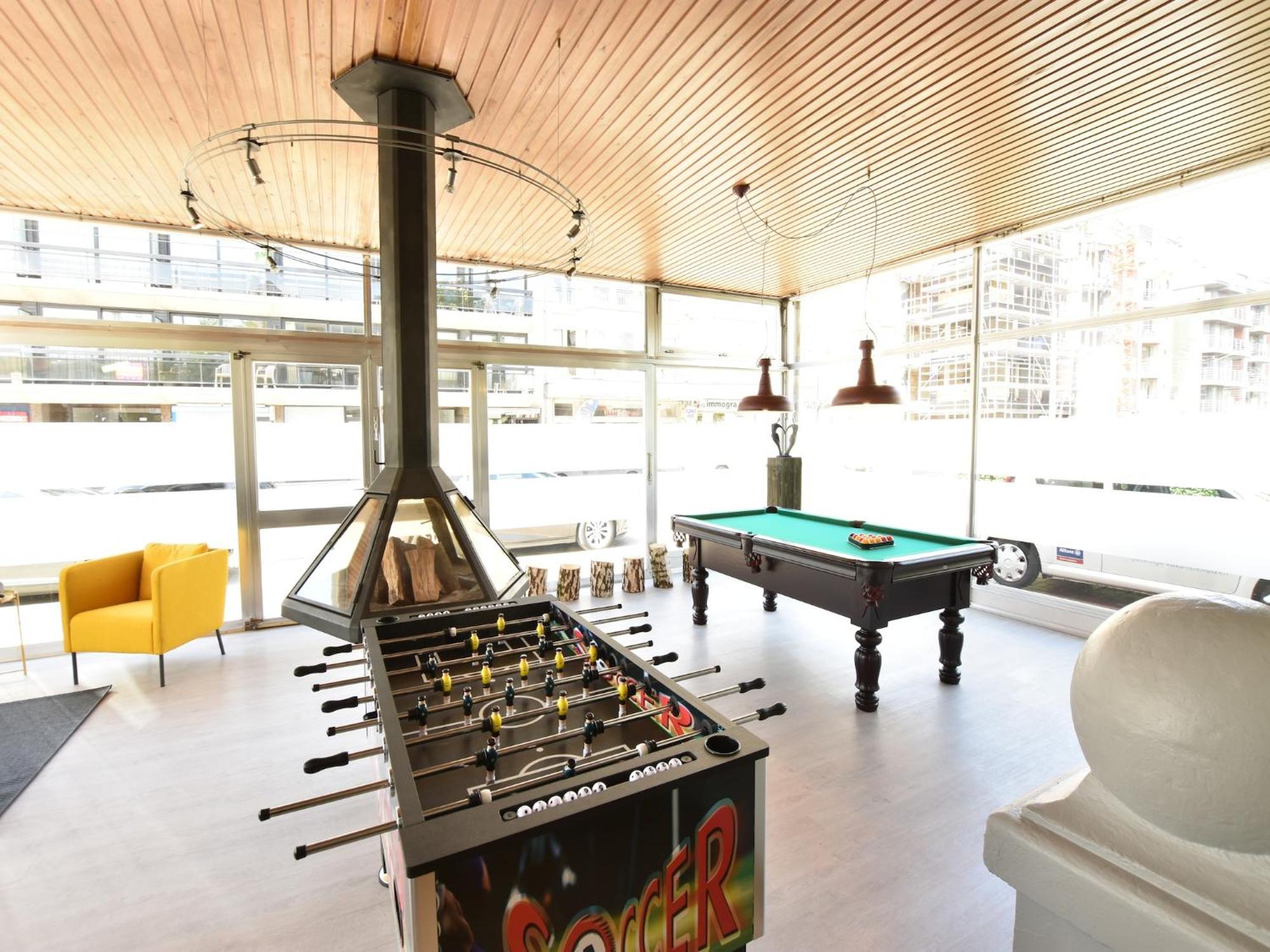 Former Hotel In The Centre And At 50 Metres From The Beach In Panne De Panne Bagian luar foto