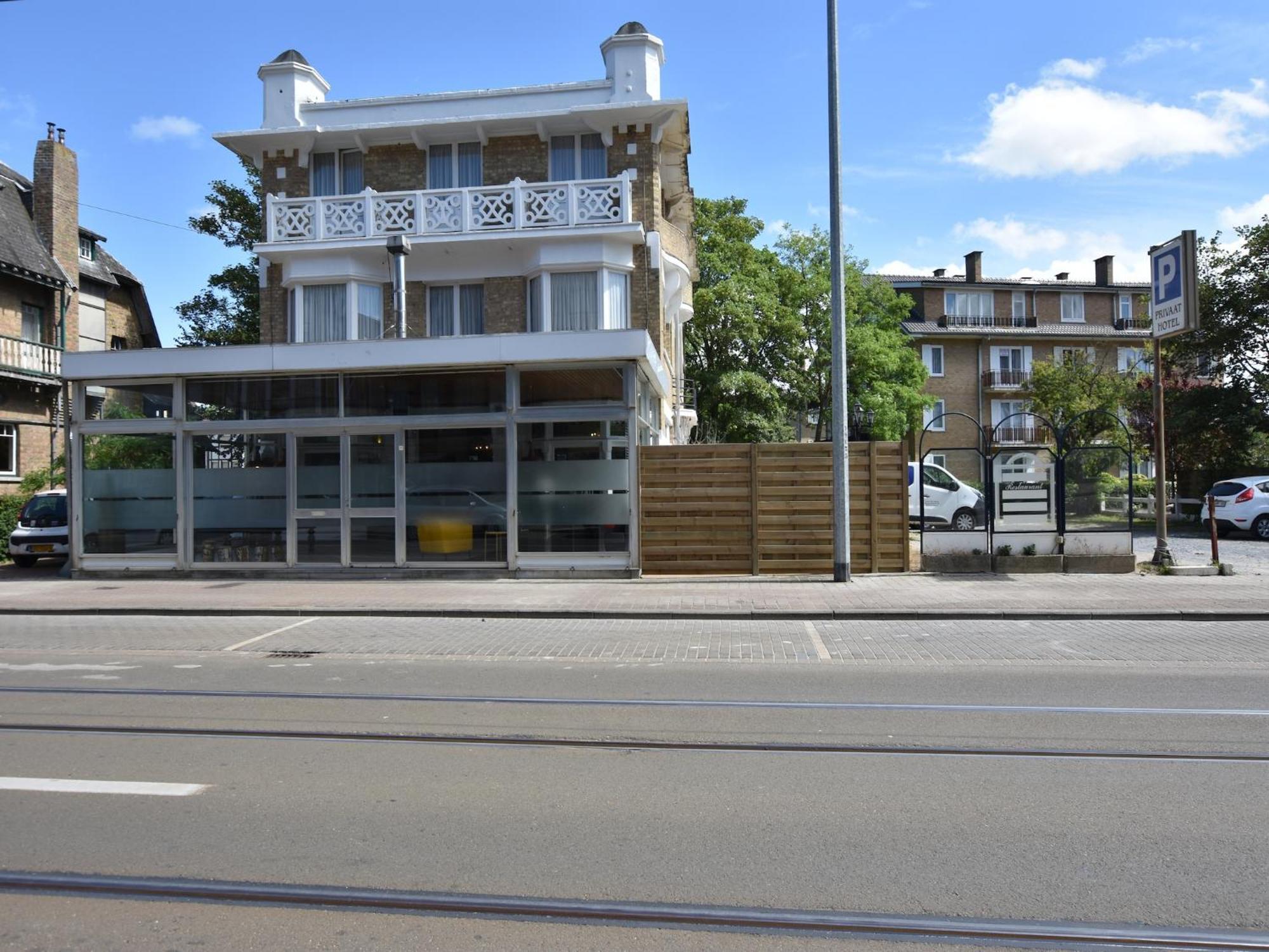 Former Hotel In The Centre And At 50 Metres From The Beach In Panne De Panne Bagian luar foto
