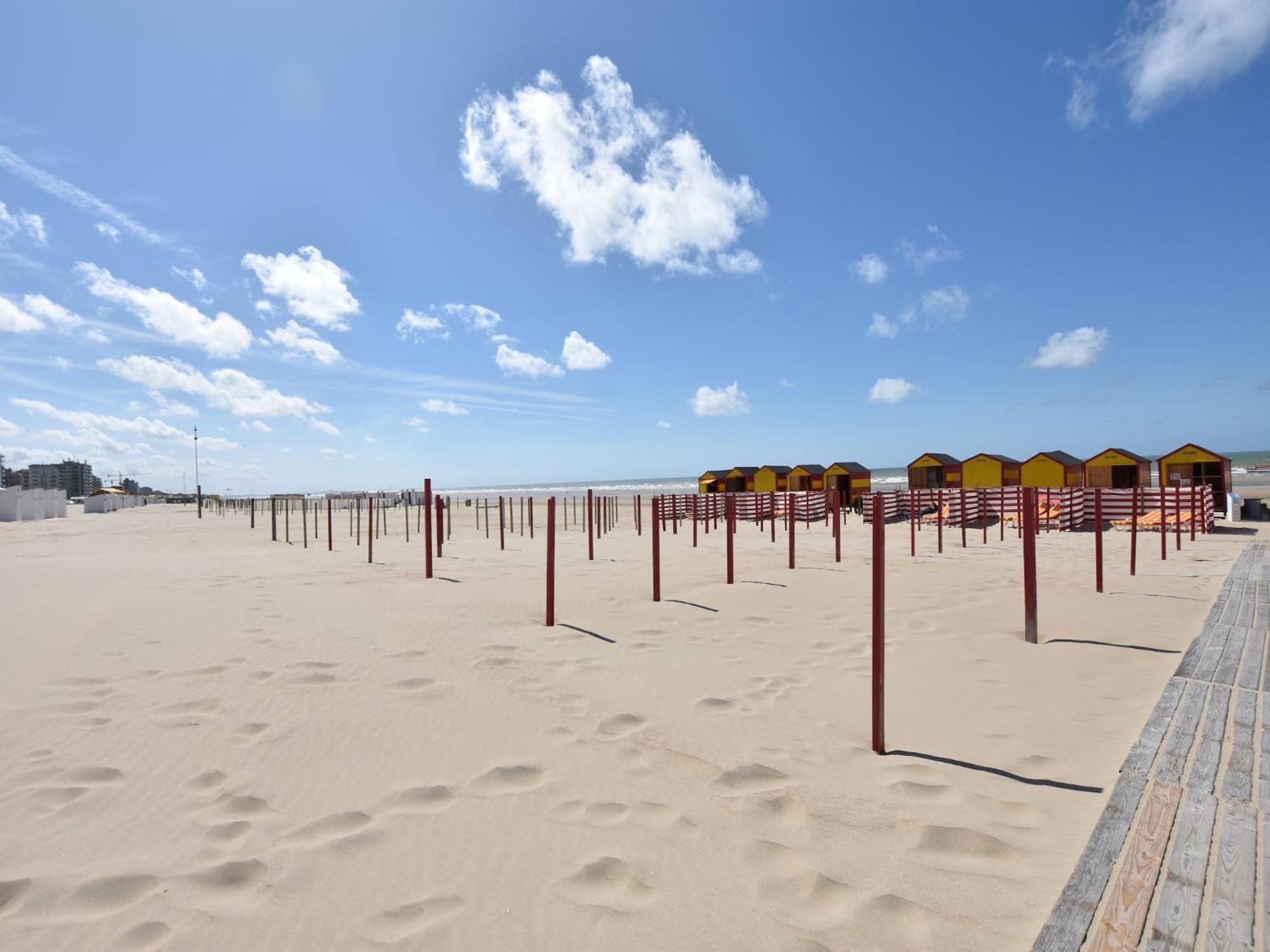 Former Hotel In The Centre And At 50 Metres From The Beach In Panne De Panne Bagian luar foto