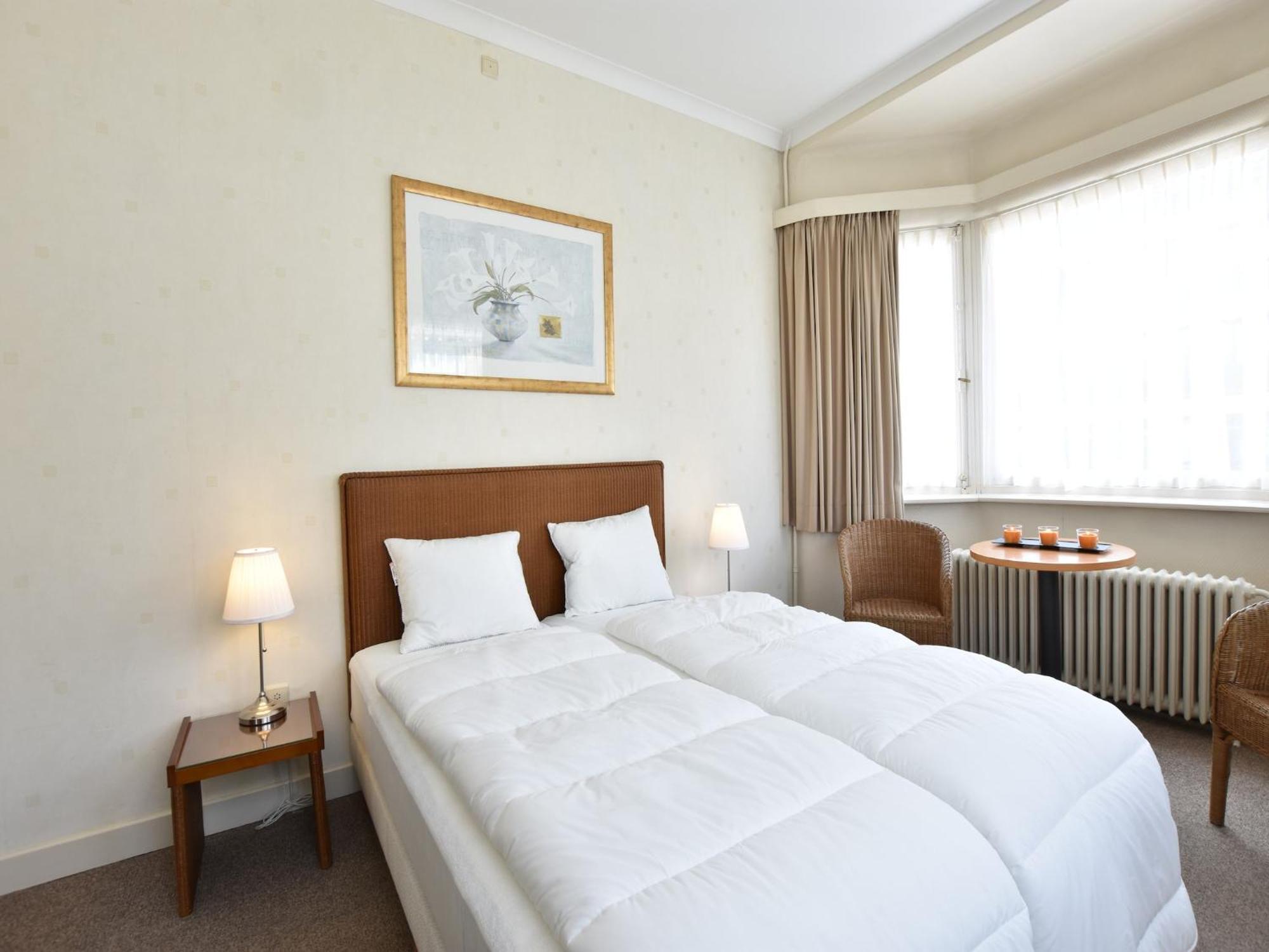 Former Hotel In The Centre And At 50 Metres From The Beach In Panne De Panne Bagian luar foto